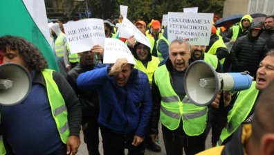 Пътните строители блокират центъра на София с тежка техника
