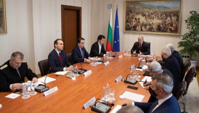 Радев и Петков: Няма пряка заплаха за България от войната в Украйна
