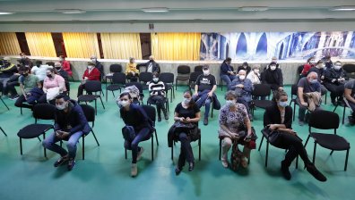Румънците се стреснаха от препълването на моргите, редят се на опашки за ваксини