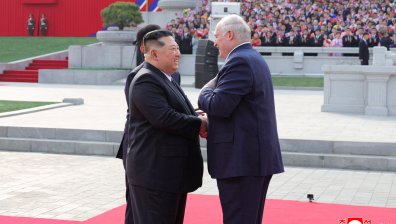Лукашенко подари автомат на Ким Чен Ун: "Ако се появят врагове" (+ВИДЕО)