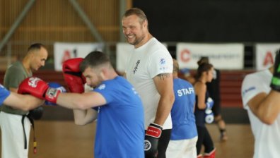 Легендата Семи Шилт подновява онлайн тренировките си