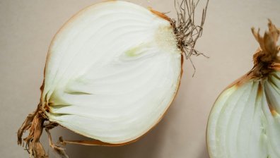 Трикове как да съхраним лука така, че да не мирише