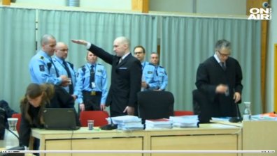 Масовият убиецът Брайвик съди Норвегия за нечовешко отношение