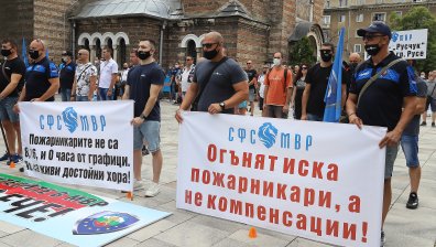 Навръх празника си - десетки полицаи излязоха на протест