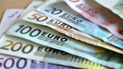 Еврото достигна дeвeтмeceчeн вpъx, доларът поевтиня