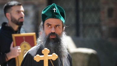 Патриарх Даниил: Колко родители водят децата си в храма?