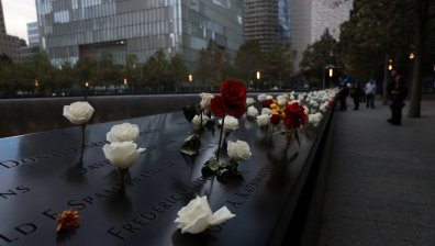 Цветя, сълзи и знамена: Ню Йорк 25 години след 11 септември (СНИМКИ)
