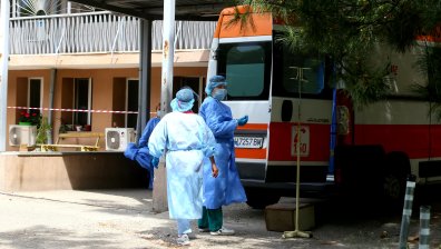 Проверка в болница във Видин: Баба е връзвана с колан, забравяли да ѝ дават лекарства