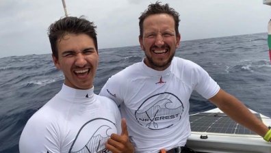 Българи успешно прекосиха Атлантическия океан със самоделна лодка (видео)