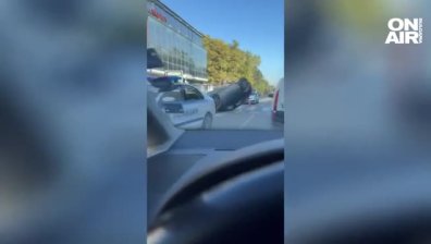 Кола се обърна по таван на столичен булевард
