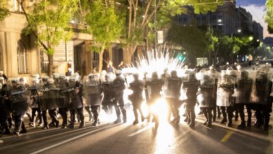 Сблъсъци с полицията след мащабен антиправителствен протест в Белград