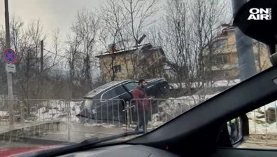 67-годишен шофьор самокатастрофира на столичния бул. "Черни връх" (ВИДЕО)