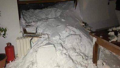 Лавина помете коли и нахлу в хотелски стаи в Румъния