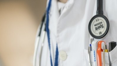 Задържаха двама мъже за побой над фелдшер в Роман
