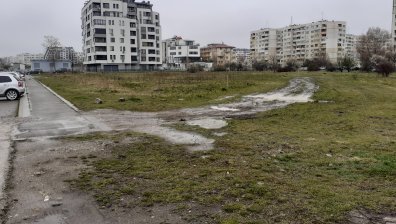 Кал и мръсотия: Коли през тревните площи в "Подуяне"