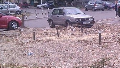 От Helpbook: Ежедневно се паркира в зелена площ в "Левски В"