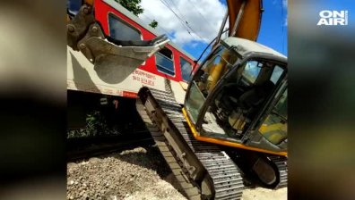 Бързият влак от Варна за София удари багер