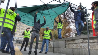 Полицаите с палатков лагер пред НС, искат 30% по-високи заплати