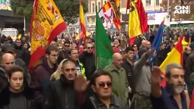 Голи феминистки прекъснаха протест в памет на Франко в Мадрид