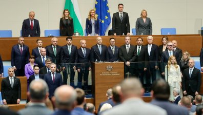 Анализатори: Опозицията подкрепя управляващите, но Радев го очакват трудни времена