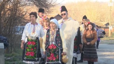 На Иванови влачуги окъпаха за здраве именици и младоженци