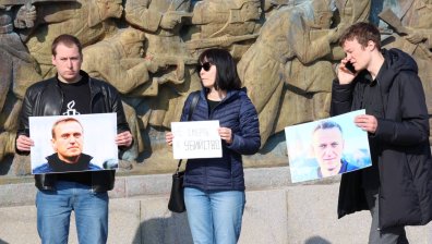 "Путин е убиец и няма да се спре": В Бургас руснаци почетоха паметта на Алкексей Навални