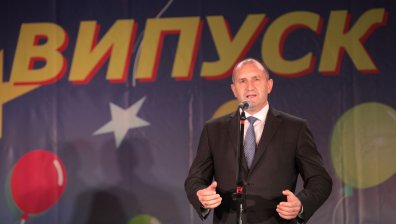 Президентът и Десислава Радева посрещнаха младежи в неравностойно положение на бал в "Бояна"