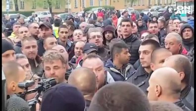 Втора вечер на протести в Габрово: Напрежение и шествие