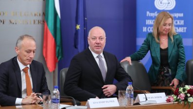 Управляващи и експерти обсъдиха финансовата грамотност и Еврозоната (СНИМКИ)