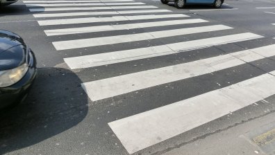 Възрастна жена е в болница, след като шофьор я блъсна на пешеходна пътека