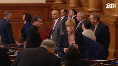 Депутатите гласуват третия вот на недоверие към  кабинета "Борисов 3"