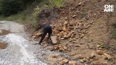 Жители на две смолянски села дадоха последните си пари, за да поправят единствения път