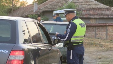 Местни избори: Спецсили в село Водолей, гневни избиратели срещу новодошли само за вота