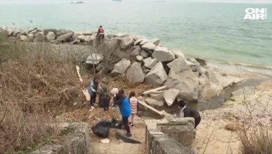 Преди Цветница: Доброволци чистят в парк ''Росенец'' край Бургас