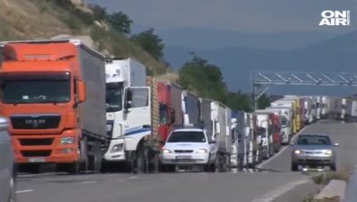 7-километрова опашка от ТИР-ове нa грaницaтa c Гърция