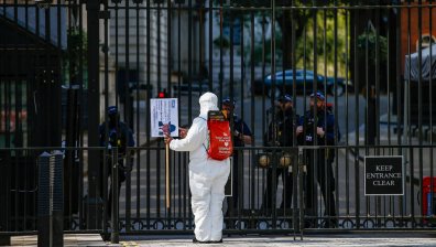 Джонсън обратно на работа, решава за смекчаване на карантината