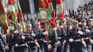 Хиляди се стекоха в центъра на София за церемонията по случай 3 март