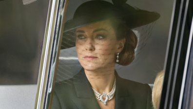 По етикет: Кейт на погребението с колие на Елизабет II, Меган - обеци, подарък от кралицата