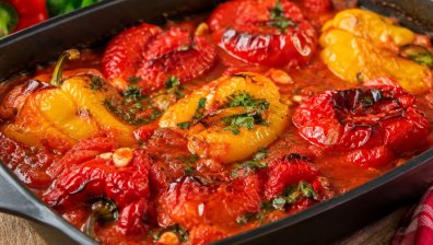 Рецепта за печени чушки с доматен сос