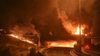 Склад за Зехтин изгоря в Гърция, пътища остават затворени заради пожарите