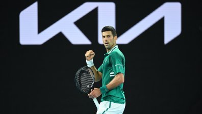 След счупена ракета и 4-сетова драма: Джокович отива на полуфинал в Мелбърн