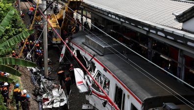 Влакова катастрофа в Индонезия: 14 души са загинали, повече от 80 са ранени