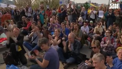 Екоактивисти продължават с протестите в Лондон, продължават и арестите им