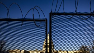 Двама полицаи, участвали в разпръскването на тълпата при Капитолия, са се самоубили