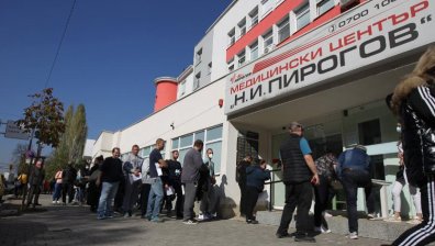 Огромни опашки за антигенни тестове и пред "Пирогов"