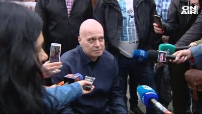 Слави Трифонов пак протестира