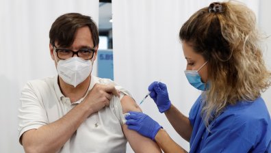 Имунизираните с AstraZeneca испанци могат да си поставят втора доза от Pfizer