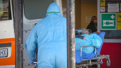 Силистренската болница търси да назначи мъже за пренасяне на Ковид болни