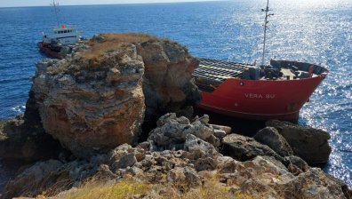 МОСВ спря разтоварването на заседналия кораб заради азотния тор в морето