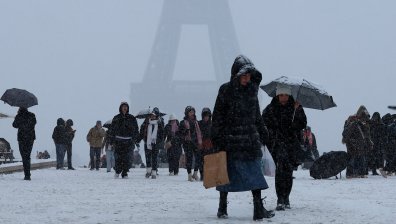 Жертви и хиляди блокирани: Франция е под снежна обсада